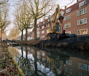 844753 Afbeelding van de baggerwerkzaamheden in de Minstroom ter hoogte van de Rembrandtkade (rechts) te Utrecht.
